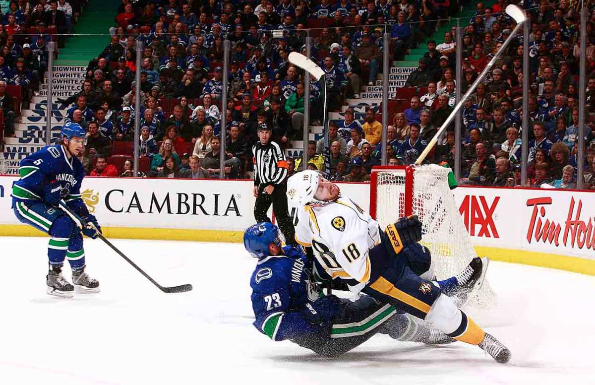 10.canucks-predators.jpg